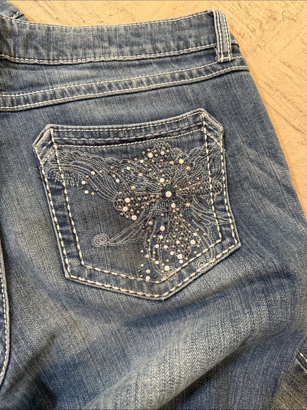 Wrangler rock 47 Women's Straight Jeans in Medium Blue Wash - Picture 7 of 7